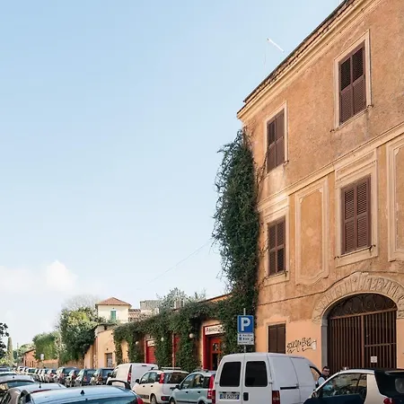 Eclectic 2 Bed Flat In San Lorenzo Rom