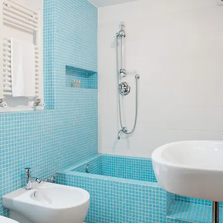 Eclectic 2 Bed Flat In San Lorenzo * Rom